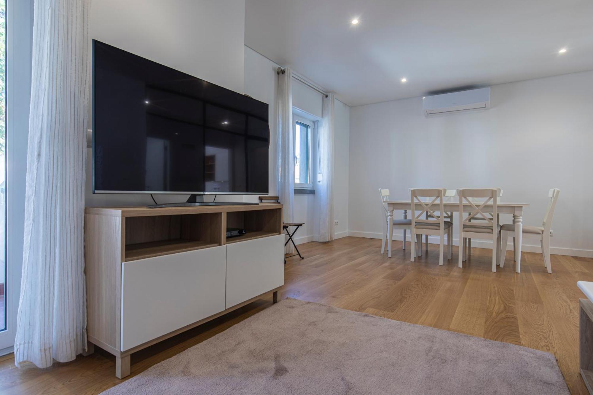 Lovely Two Bedroom Center Apartment